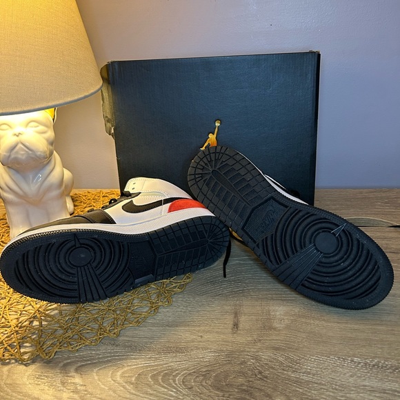 Air Jordan 1 Mid SE - Picture 4 of 5